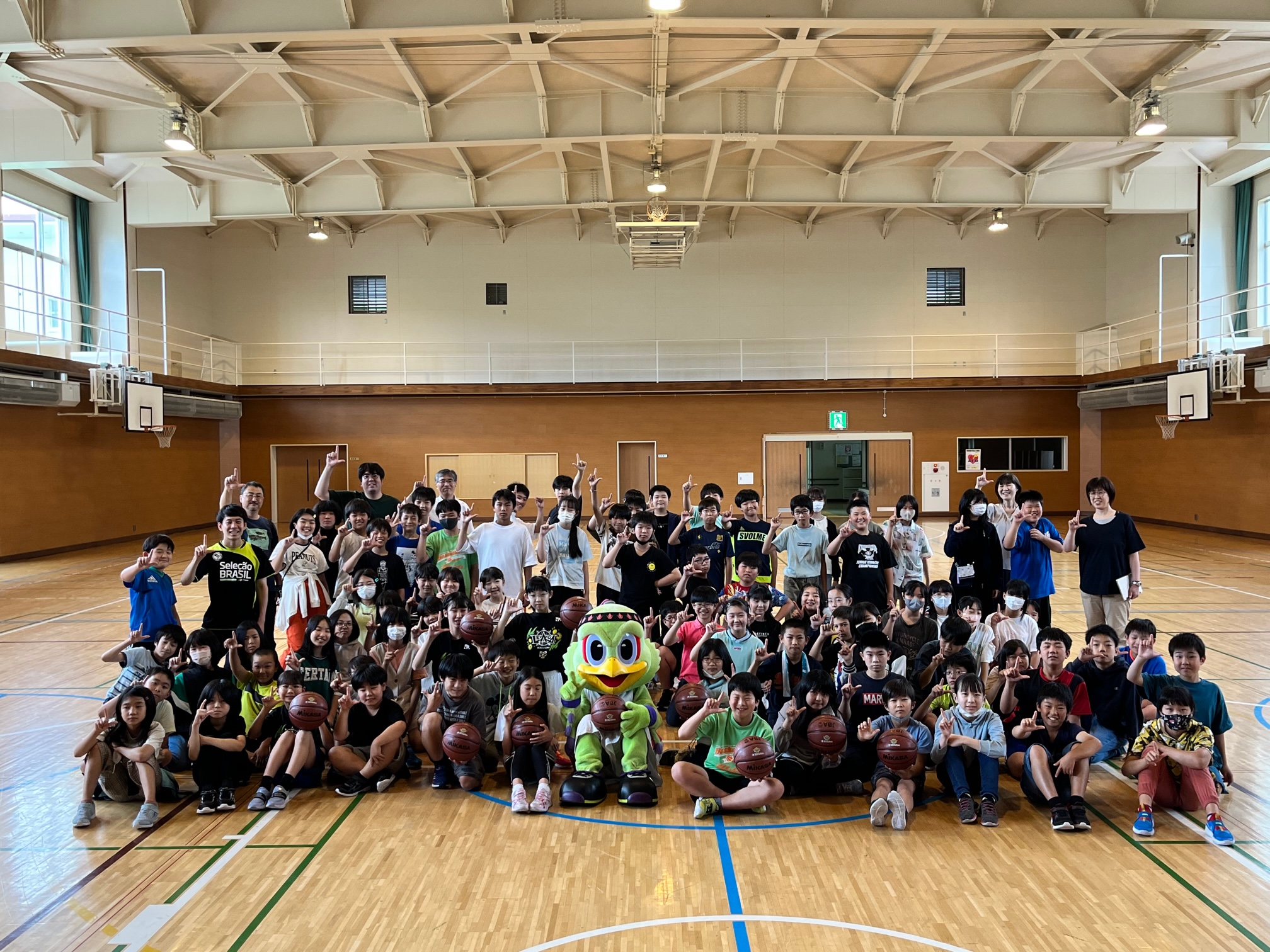 帯広市内小学校へバスケットボールを寄贈しました