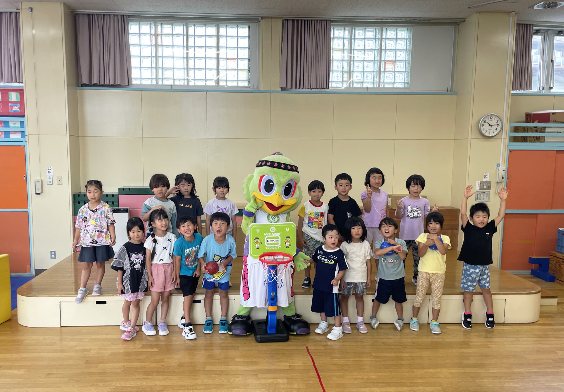 稲穂保育園へミニゴールを寄贈しました