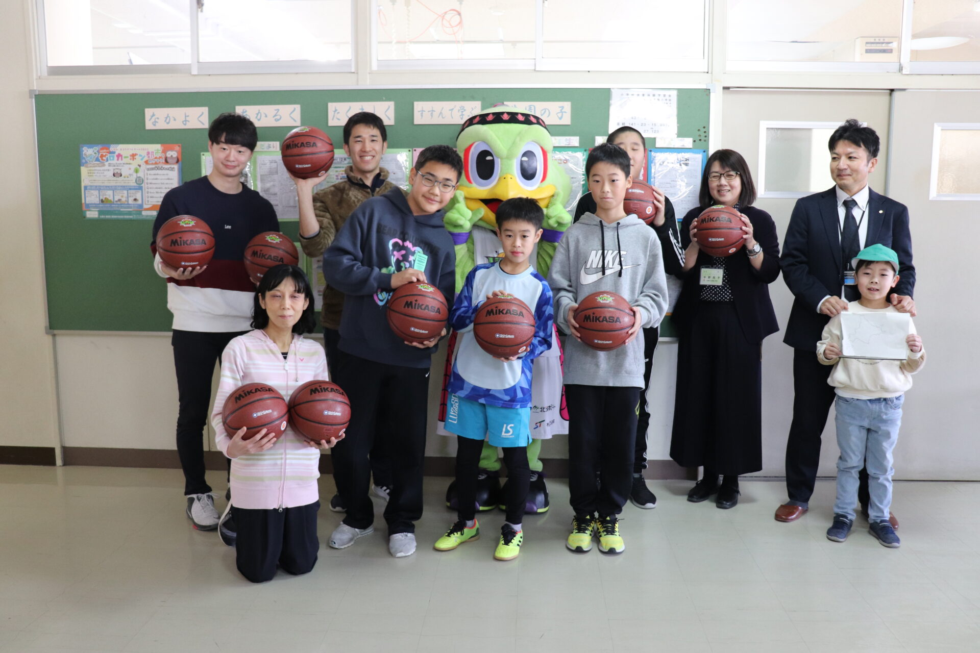 豊園小学校へバスケットボールを寄贈しました