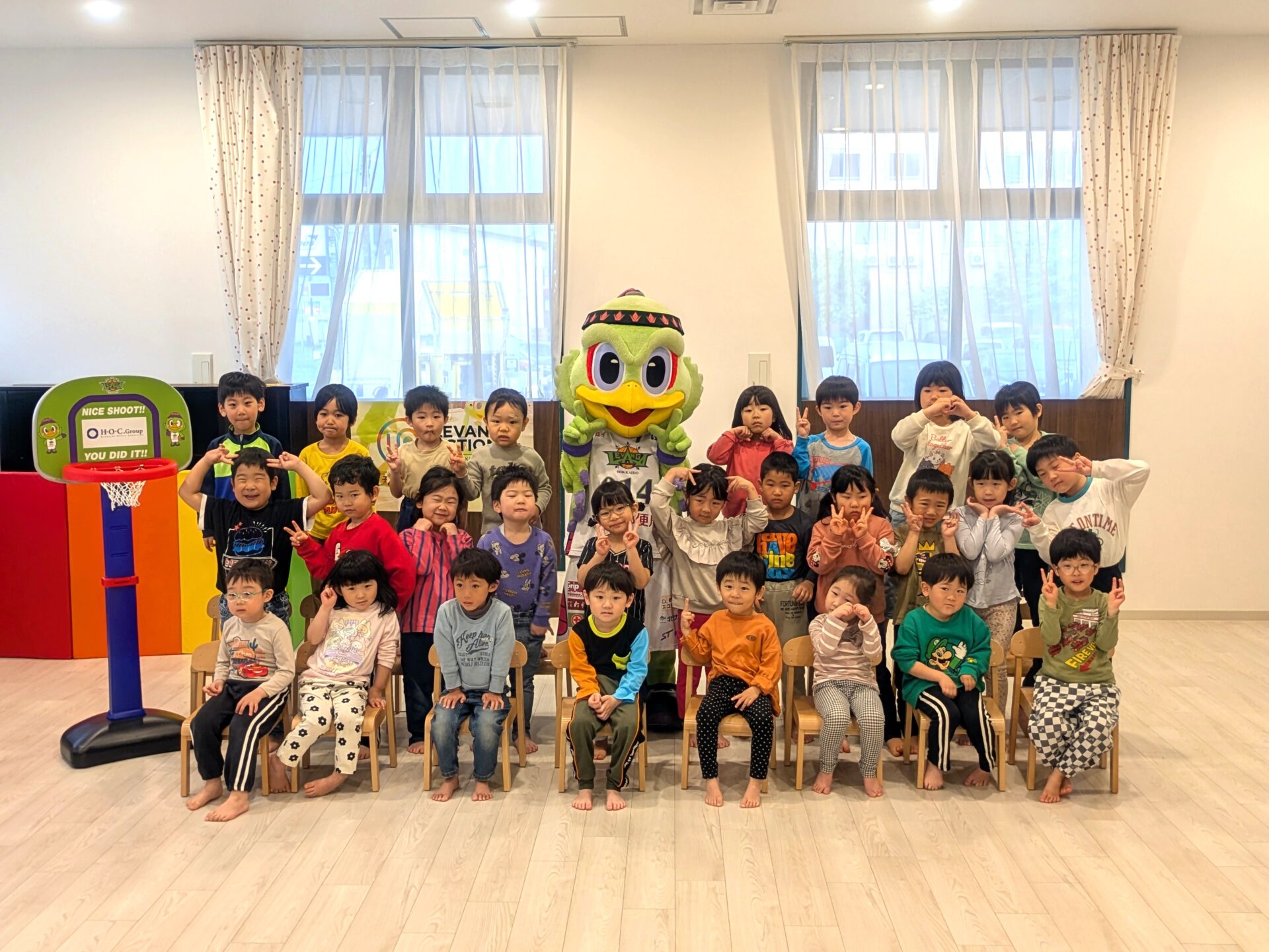 江別桃の花保育園へミニゴールを寄贈しました