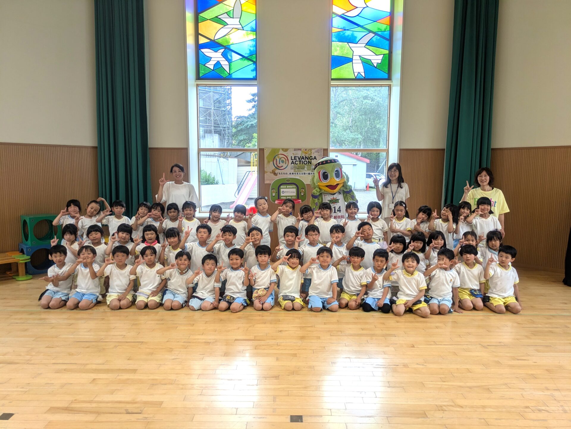 幌南学園幼稚園へミニゴールを寄贈しました